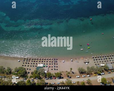 ÉTÉ GREC À LA PLAGE ÉTÉ GREC À LA PLAGE photo prise avec un drone montrant la plage de Carathona à Nafplio, dans le sud-est du Péloponnèse en Grèce. La température élevée qui prévaut est idéale pour nager sur la belle plage d'Argolis. Samedi, 30 juillet 2022. Banque D'Images