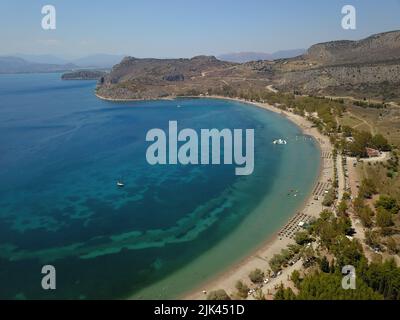 ÉTÉ GREC À LA PLAGE ÉTÉ GREC À LA PLAGE photo prise avec un drone montrant la plage de Carathona à Nafplio, dans le sud-est du Péloponnèse en Grèce. La température élevée qui prévaut est idéale pour nager sur la belle plage d'Argolis. Samedi, 30 juillet 2022. Banque D'Images