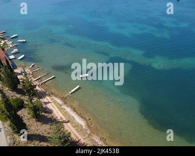 ÉTÉ GREC À LA PLAGE ÉTÉ GREC À LA PLAGE photo prise avec un drone montrant la plage de Carathona à Nafplio, dans le sud-est du Péloponnèse en Grèce. La température élevée qui prévaut est idéale pour nager sur la belle plage d'Argolis. Samedi, 30 juillet 2022. Banque D'Images