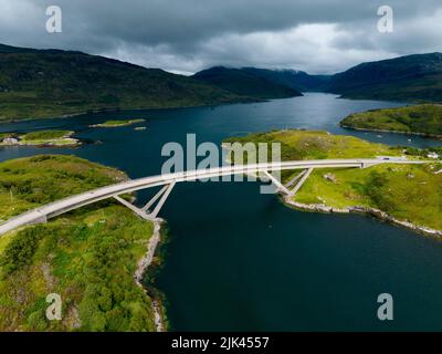 Vue aérienne du pont de Kylesku traversant le Loch a Chàirn Bhàin sur la route touristique de la côte nord 500, Sutherland, Écosse Banque D'Images