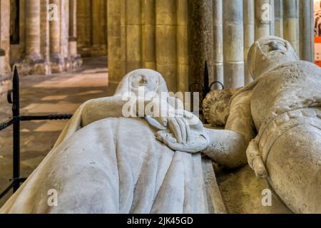 Tombeau de Richard Fitzalan, comte d'Arundel 3rd et sa femme Eleanor dans la cathédrale de Chichester - l'inspiration pour le poème de Philip Larkin an Arundel Tombeau. Banque D'Images