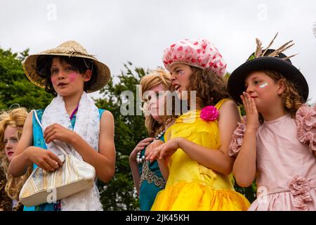 Chettle, Dorset, Royaume-Uni. 30th juillet 2022. Des milliers de personnes affluent vers le village original de Chettle, probablement le plus original du pays, pour voir ou se garer dans les événements enchayants. Beaucoup de Voyage de grandes distances pour profiter d'une drôle d'action bourrée de jour, la collecte de fonds pour la charité. Participants à la petite passerelle de Chettle. Crédit : Carolyn Jenkins/Alay Live News Banque D'Images