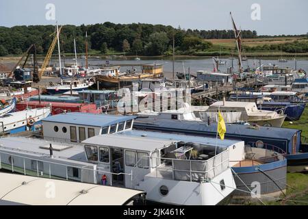 Bateaux amarrés à Woodbridge Quay sur la rivière Deben Banque D'Images