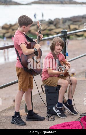 Sidmouth, le 30th juillet 2022 des Buskers de tous âges sur le front de mer à la semaine folklorique de Sidmouth. Tony Charnock/Alay Live News Banque D'Images