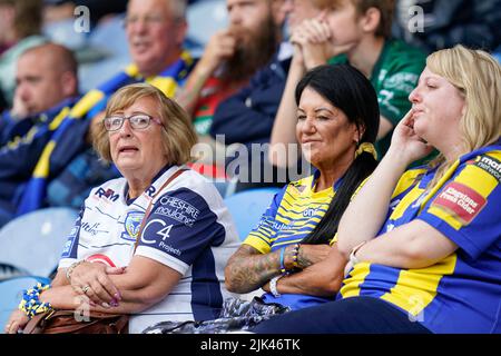 Huddersfield, Royaume-Uni. 30th juillet 2022. Warrington Wolves fans après le match à Huddersfield, Royaume-Uni le 7/30/2022. (Photo de Steve Flynn/News Images/Sipa USA) crédit: SIPA USA/Alay Live News Banque D'Images