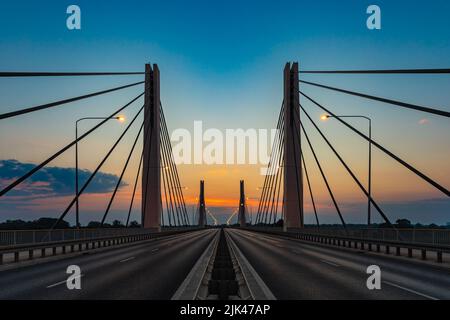Wroclaw, Pologne - 25 juillet 2021 : magnifique lever du soleil du matin vu sur le pont du millénaire Banque D'Images