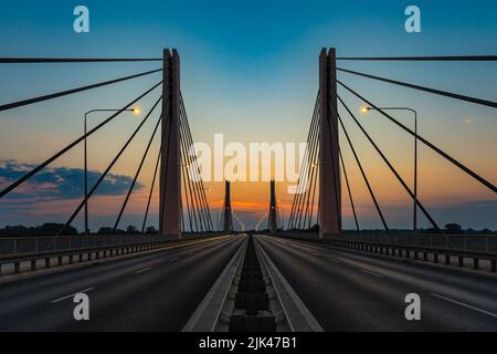 Wroclaw, Pologne - 25 juillet 2021 : magnifique lever du soleil du matin vu sur le pont du millénaire Banque D'Images
