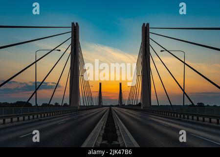 Wroclaw, Pologne - 25 juillet 2021 : magnifique lever du soleil du matin vu sur le pont du millénaire Banque D'Images
