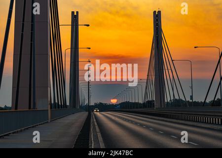 Wroclaw, Pologne - 25 juillet 2021 : magnifique lever du soleil du matin vu sur le pont du millénaire Banque D'Images