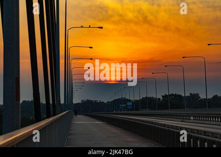 Wroclaw, Pologne - 25 juillet 2021 : magnifique lever du soleil du matin vu sur le pont du millénaire Banque D'Images
