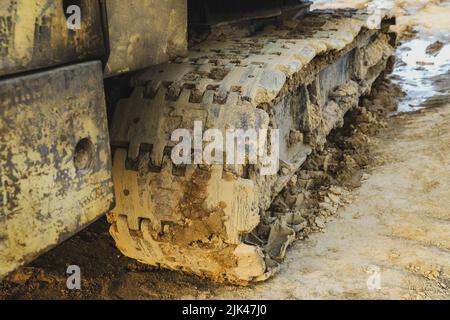 Détail des chenilles sales sur le chantier Banque D'Images