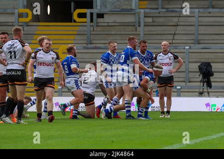 Leeds, Royaume-Uni. 30th juillet 2022. ***Hailfax Célébrez l'épreuve pendant le match du championnat d'été Bash Betfred entre Bradford Bulls et Halifax Panthers au stade Headingley, Leeds, Royaume-Uni, le 30 juillet 2022. Photo de Simon Hall. Utilisation éditoriale uniquement, licence requise pour une utilisation commerciale. Aucune utilisation dans les Paris, les jeux ou les publications d'un seul club/ligue/joueur. Crédit : UK Sports pics Ltd/Alay Live News Banque D'Images