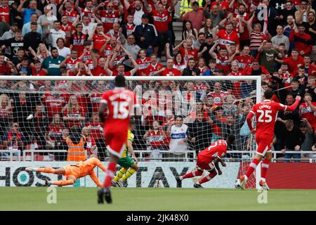 Isaiah Jones de Middlesbrough marque le premier but de ses côtés pendant le match du championnat Sky Bet au stade Riverside, à Middlesbrough. Date de la photo: Samedi 30 juillet 2022. Banque D'Images