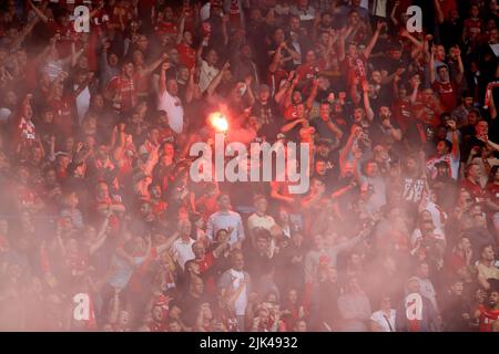 Leicester, Angleterre, le 30th juillet 2022. Un fan tient un éclat après que Trent Alexander-Arnold de Liverpool a obtenu le but d'ouverture lors du match du FA Community Shield au King Power Stadium de Leicester. Le crédit photo devrait se lire: Paul Terry / Sportimage Banque D'Images