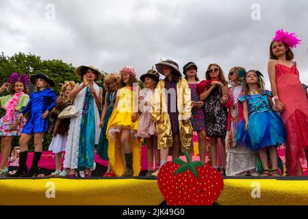 Chettle, Dorset, Royaume-Uni. 30th juillet 2022. Des milliers de personnes affluent vers le village original de Chettle, probablement le plus original du pays, pour voir ou se garer dans les événements enchayants. Beaucoup de Voyage de grandes distances pour profiter d'une drôle d'action bourrée de jour, la collecte de fonds pour la charité. Participants à la petite passerelle de Chettle. Crédit : Carolyn Jenkins/Alay Live News Banque D'Images