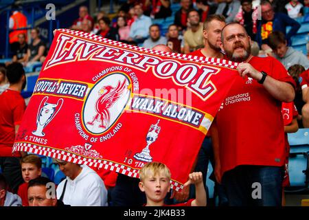 Leicester, Royaume-Uni. 30th juillet 2022 ; The King Power Stadium, Leicester, Leicestershire, Angleterre ; FA Community Shield, Liverpool contre Manchester City ; les fans de Liverpool tiennent un drapeau crédit : action plus Sports Images/Alay Live News Banque D'Images