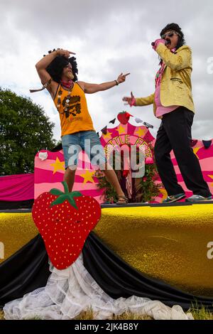 Chettle, Dorset, Royaume-Uni. 30th juillet 2022. Des milliers de personnes affluent vers le village original de Chettle, probablement le plus original du pays, pour voir ou se garer dans les événements enchayants. Beaucoup de Voyage de grandes distances pour profiter d'une drôle d'action bourrée de jour, la collecte de fonds pour la charité. Crédit : Carolyn Jenkins/Alay Live News Banque D'Images