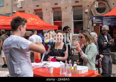 Glasgow, Écosse, Royaume-Uni. 30th juillet 2022. Un barman portant un T-shirt disant aucune grande histoire commence par l'eau du robinet servant des boissons sur Brunswick Street au Merchant City Festival. Credit: SKULLY/Alay Live News Banque D'Images