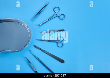 équipement chirurgical au bureau de chirurgie. Outils médicaux tels que ciseaux, scalpel. Banque D'Images