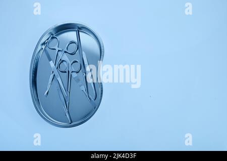 équipement chirurgical au bureau de chirurgie. Outils médicaux tels que ciseaux, scalpel. Banque D'Images