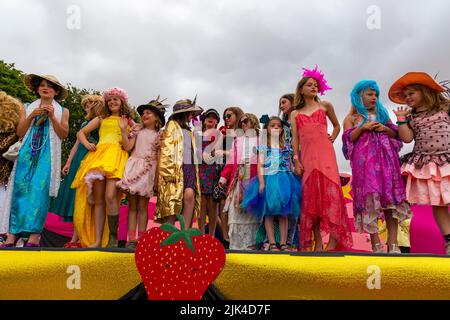 Chettle, Dorset, Royaume-Uni. 30th juillet 2022. Des milliers de personnes affluent vers le village original de Chettle, probablement le plus original du pays, pour voir ou se garer dans les événements enchayants. Beaucoup de Voyage de grandes distances pour profiter d'une drôle d'action bourrée de jour, la collecte de fonds pour la charité. Participants à la petite passerelle de Chettle. Crédit : Carolyn Jenkins/Alay Live News Banque D'Images