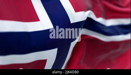 Vue rapprochée du drapeau national norvégien qui agite dans le vent. La Norvège est un pays nordique d'Europe du Nord Banque D'Images