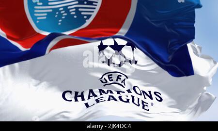 Istanbul TUR, juillet 2022 : drapeaux avec l'UEFA et la Ligue des champions de l'UEFA agitant dans le vent. Champion League est la plus prestigieuse compétition de club en EUR Banque D'Images