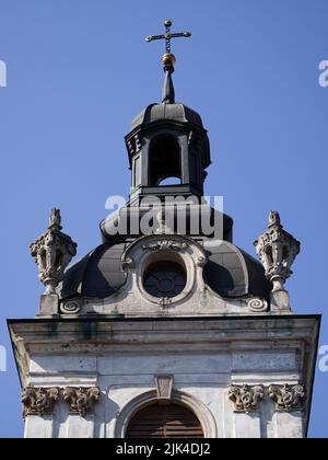 Une petite belle tour sur la cathédrale Saint-Georges à Lviv, Ukraine. Architecture baroque. Ciel dégagé. Banque D'Images