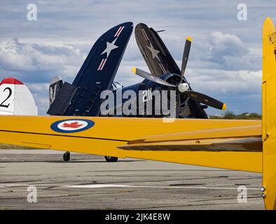 F4U Corsair se prépare au décollage de Boundary Bay BC Canada derrière Harvard et YAK-18T Banque D'Images