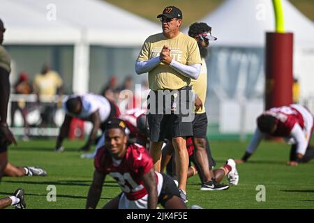 Ashburn, Virginie, États-Unis. 30th juillet 2022. Ron Rivera, entraîneur-chef des commandants de Washington, observe la pratique pendant le camp d'entraînement des commandants de Washington au centre de performance sportive d'INOVA à Ashburn, en Virginie Reggie Hildred/CSM/Alay Live News Banque D'Images