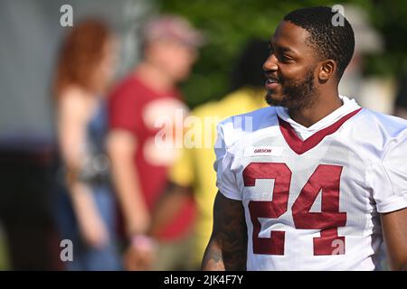 Ashburn, Virginie, États-Unis. 30th juillet 2022. Washington Commanders en cours de retour Antonio Gibson (24) se rend à la pratique du Washington Commanders Training Camp au INOVA Sports Performance Center à Ashburn, Virginie Reggie Hildred/CSM/Alay Live News Banque D'Images