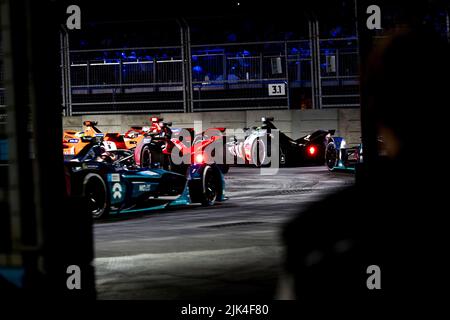 30th juillet 2022 ; circuit Excel E-Prix, Docklands, Londres, Angleterre ; Championnat du monde de Formule E d'ABB, course 1 : le début de la course Banque D'Images