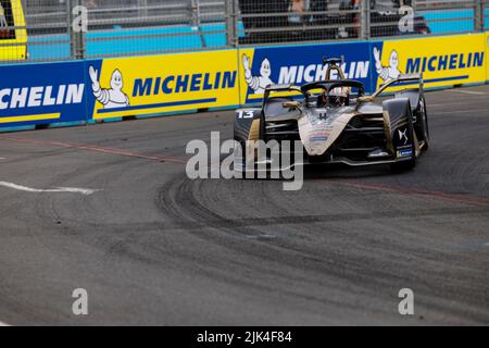 30th juillet 2022 ; circuit Excel E-Prix, Docklands, Londres, Angleterre ; Championnat du monde de Formule E d'ABB, course 1: Numéro 13 DS Techeetah voiture conduite par Antonio Felix da Costa pendant la course de Formule E de Londres Banque D'Images