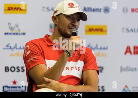 30th juillet 2022 ; circuit Excel E-Prix, Docklands, Londres, Angleterre ; Championnat du monde de Formule E d'ABB, course 1 : Jake Dennis après avoir remporté la course Banque D'Images