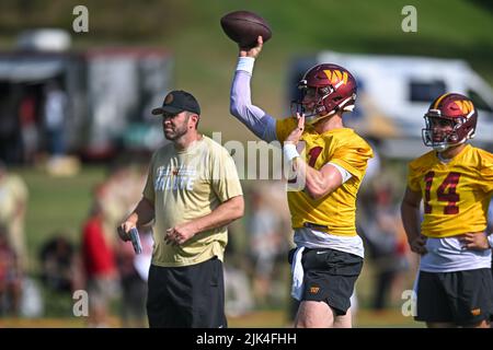 Ashburn, Virginie, États-Unis. 30th juillet 2022. Le quarterback des Washington Commanders Carson Wentz (11) jette un laissez-passer lors de la pratique du camp d'entraînement des Washington Commanders au centre de performance sportive INOVA à Ashburn, en Virginie Reggie Hildred/CSM/Alay Live News Banque D'Images