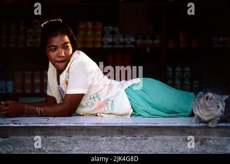 Une jeune femme se trouve sur le comptoir d'un magasin à Betio, dans l'atoll de Tarawa, à Kiribati Banque D'Images