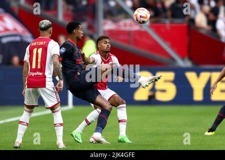 AMSTERDAM - (lr) Antony Matheus dos Santos d'Ajax, Cody Gakpo de PSV Eindhoven, Devyne Rensch ou Ajax lors du match à l'échelle de Johan Cruijff entre Ajax Amsterdam et PSV Eindhoven à la Johan Cruijff Arena sur 30 juillet 2022 à Amsterdam, pays-Bas. ANP VINCENT JANNINK Banque D'Images