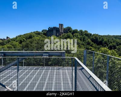 Vue sur le Château de Châlucet, château en ruines, sur la commune de Saint-Jean-Ligoure, au sud de Limoges Banque D'Images