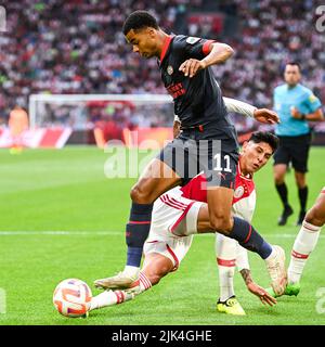 AMSTERDAM - (lr) Cody Gakpo du PSV Eindhoven, Edson Alvarez ou Ajax lors du match à l'échelle Johan Cruyff entre Ajax Amsterdam et le PSV Eindhoven à la Johan Cruijff Arena sur 30 juillet 2022 à Amsterdam, pays-Bas. ANP OLAF KRAAK Banque D'Images