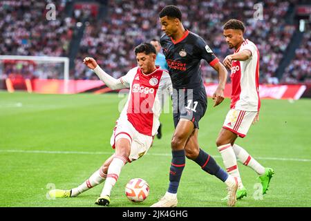 AMSTERDAM - (lr) Cody Gakpo du PSV Eindhoven, Edson Alvarez d'Ajax, Devyne Rensch ou Ajax lors du match à l'échelle de Johan Cruyff entre Ajax Amsterdam et PSV Eindhoven à la Johan Cruijff Arena sur 30 juillet 2022 à Amsterdam, pays-Bas. ANP OLAF KRAAK Banque D'Images