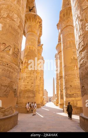 Le temple de Karnak, Louxor, Egypte; 28 juillet 2022 - le grand hall hypostyle est situé dans le complexe du temple de Karnak, dans la Cité d'Amon-Re. Il est allumé Banque D'Images