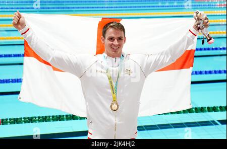 Benjamin, le fier de l'Angleterre, se clivera avec sa médaille d'or après avoir remporté le papillon hommes de 50 mètres au Sandwell Aquatics Center le deuxième jour des Jeux du Commonwealth de 2022 à Birmingham. Date de la photo: Samedi 30 juillet 2022. Banque D'Images