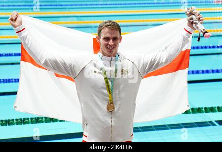 Benjamin, le fier de l'Angleterre, se clivera avec sa médaille d'or après avoir remporté le papillon hommes de 50 mètres au Sandwell Aquatics Center le deuxième jour des Jeux du Commonwealth de 2022 à Birmingham. Date de la photo: Samedi 30 juillet 2022. Banque D'Images