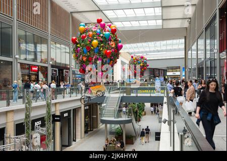 Intérieur du centre commercial Westgate avec des gens passant devant les magasins de détail, Oxford, Royaume-Uni Banque D'Images