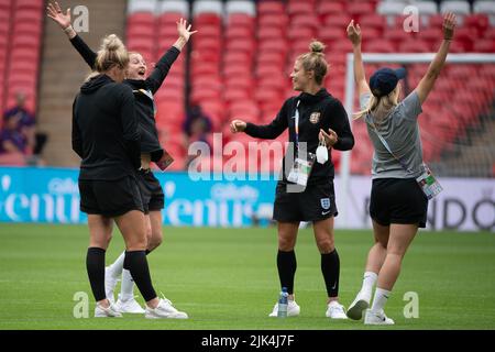 30 juillet 2022, Grande-Bretagne, Londres: Football: Équipe nationale, femmes, Championnat d'Europe 2022, avant la finale, inspection du terrain Angleterre, Stade Wembley : l'Angleterre Millie Bright (l-r), Ellen White, Rachel Daly et Beth Mead applaudissent après que Daly a lancé une bouteille directement sur le sol avec un tour. Photo: Sebastian Gollnow/dpa - NOTE IMPORTANTE: Conformément aux exigences du DFL Deutsche Fußball Liga et du DFB Deutscher Fußball-Bund, il est interdit d'utiliser ou d'utiliser des photos prises dans le stade et/ou du match sous forme de séquences et/ou de séries de photos de type vidéo Banque D'Images