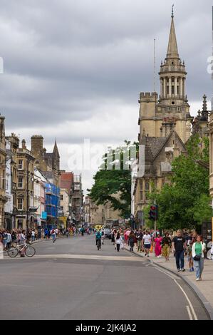 Découvrez les touristes et les bâtiments de High Street, avec All Saints Church, Library of Lincoln College en arrière-plan, Oxford, Oxfordshire, Royaume-Uni Banque D'Images