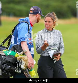 Irvine, Royaume-Uni. 30th juillet 2022. La troisième partie du Golf Trust Women's Scottish Golf a eu lieu avec 75 joueurs qui ont fait la coupe. De fortes pluies de nuit du vendredi au samedi ont permis d'obtenir un cours plus doux et plus d'essais. Leonie mal en discussion avec son caddie sur le fairway 7th. Crédit : Findlay/Alay Live News Banque D'Images