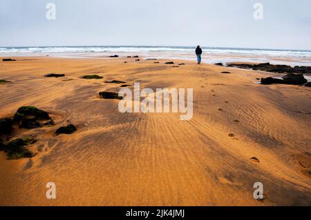 Caher River pénètre dans la mer Atlantique à Fanore dans le Burren, en Irlande. Banque D'Images