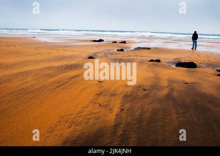 Caher River pénètre dans la mer Atlantique à Fanore dans le Burren, en Irlande. Banque D'Images