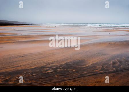 Caher River pénètre dans la mer Atlantique à Fanore dans le Burren, en Irlande. Banque D'Images